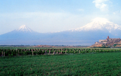 花のアルメニアを行く　史上最初のキリスト教国大アララト山（右）と小アララト山