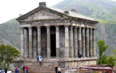 花のアルメニアを行く　史上最初のキリスト教国ガルニ神殿