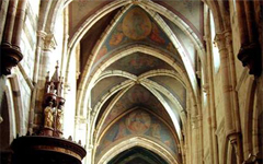 ドナウの真珠を訪ねて　ハンガリーパンノンハルマ大聖堂内部
