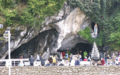 聖人たちの風を聴く　イタリア・フランスルルドの洞窟前