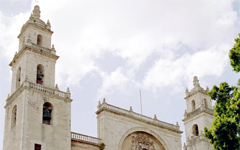 十字架とアズテカ・マヤ　メキシコメリダの大聖堂